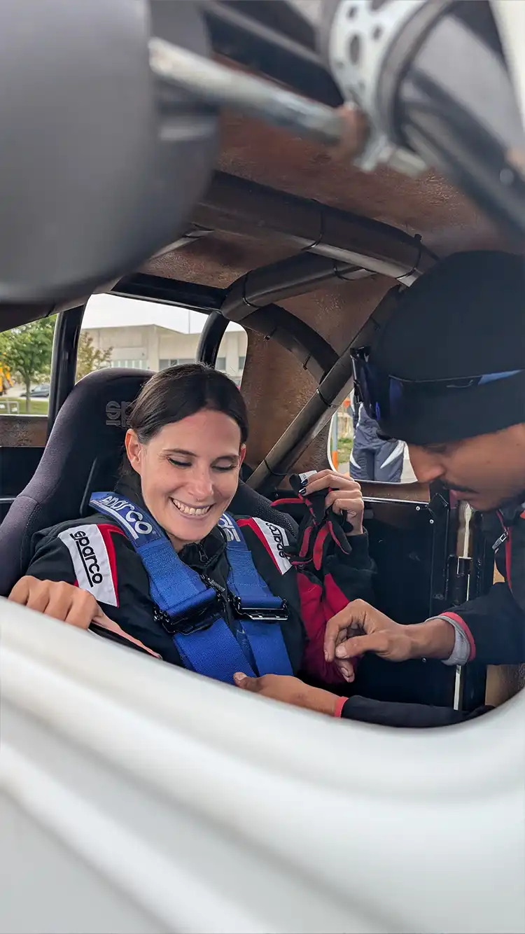 Miha-Legendcar-einsteigen